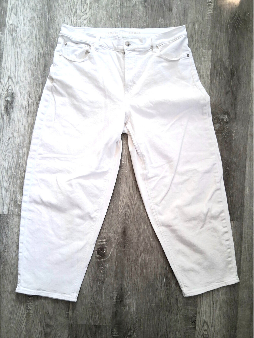 American Eagle Woman's Size 18, 35x25 White MOM Stretch Ankle/Crop Denim Pants